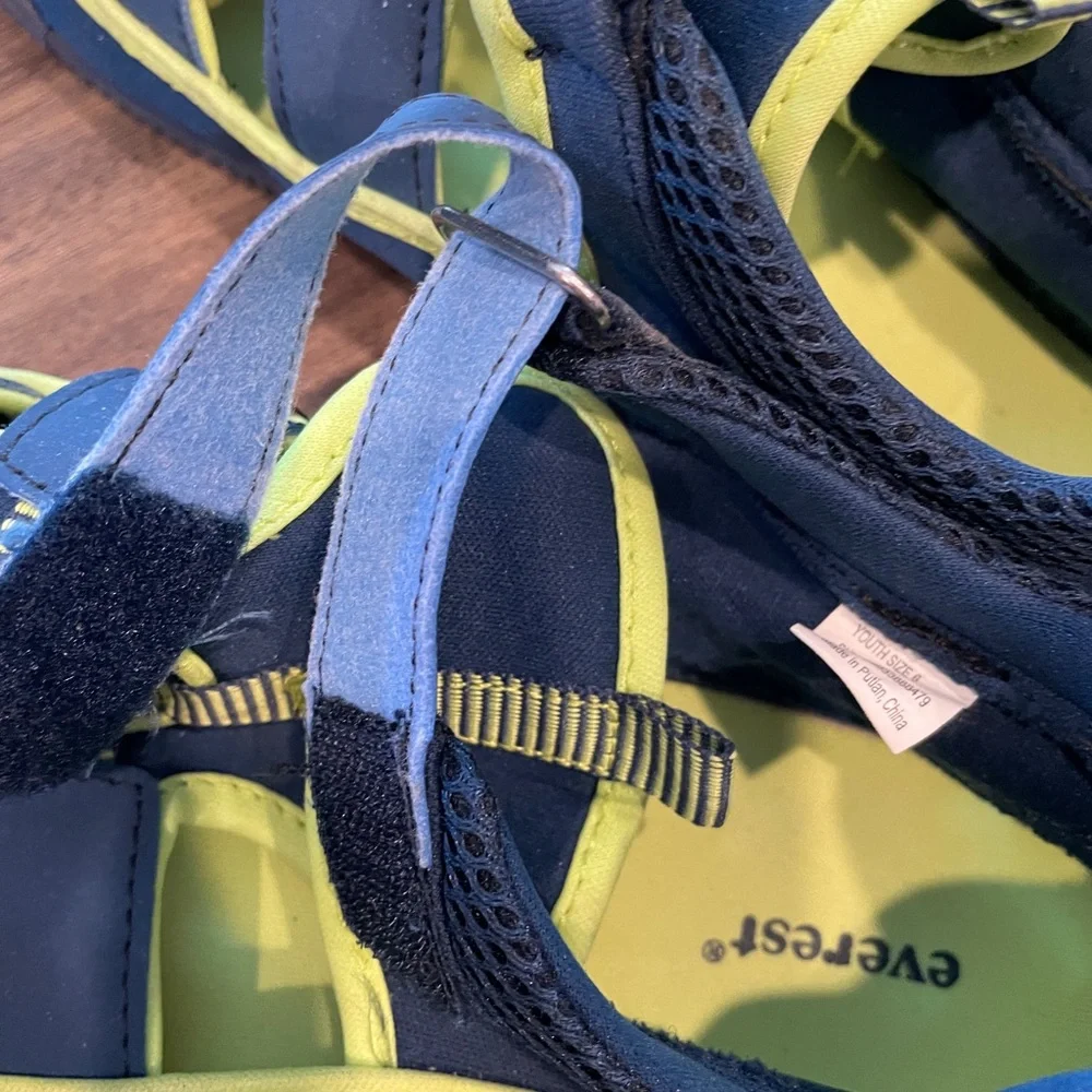Everest youth size 6 water shoes. Navy/yellow.  Rubber toe, soft sole. Like new.